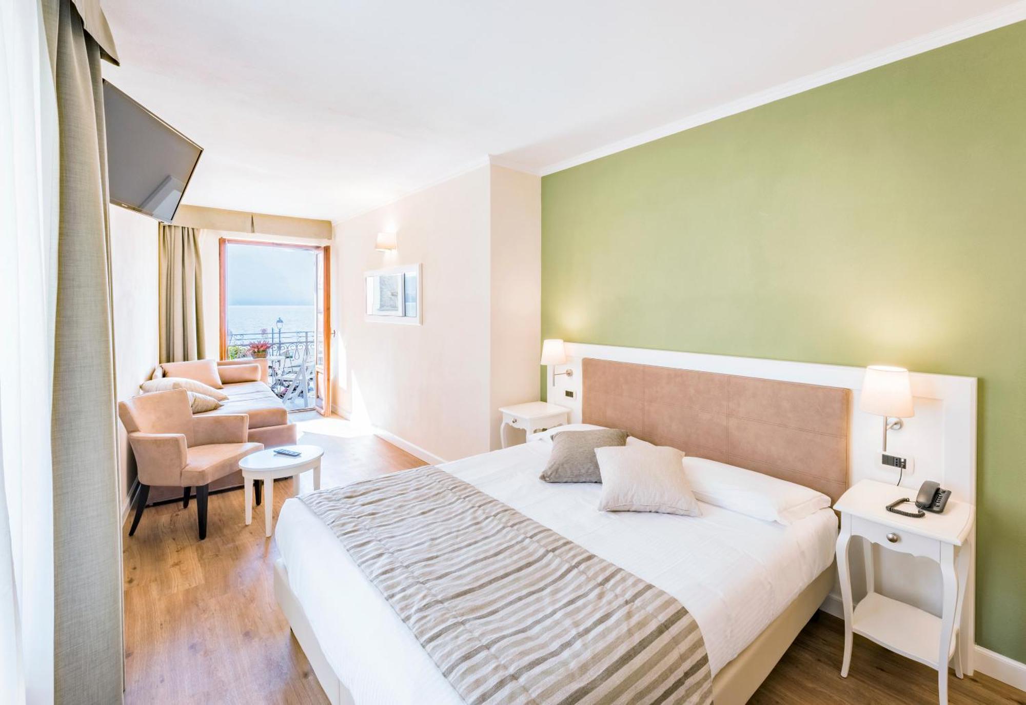 Dreibettzimmer mit Balkon und Seeblick